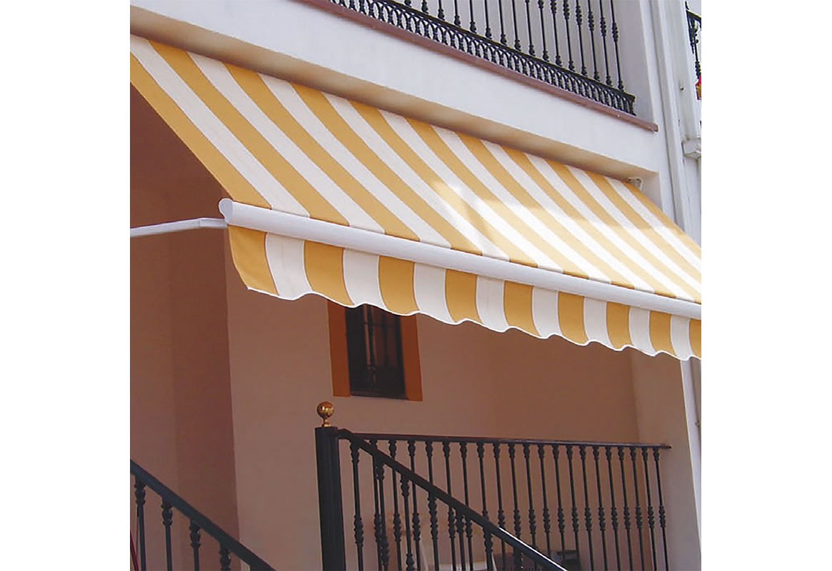 O toldo PRT possui Braços Retos fixados na vertical, dando um perfeito caimento para o tecido e suportando ventos moderados. Design clássico e elegante, tem abertura de 0 a 180º.